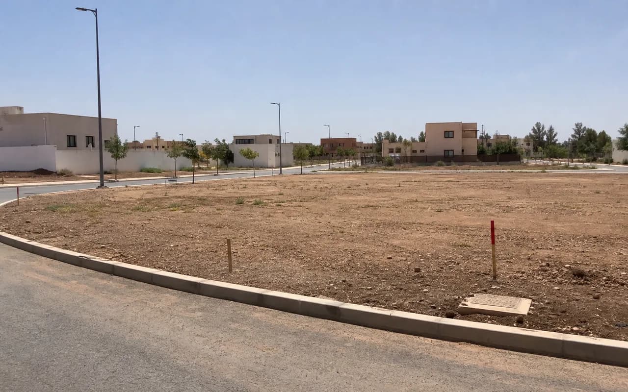 أرض صالحة للبناء ومجهزة داخل تجزئة مغربية